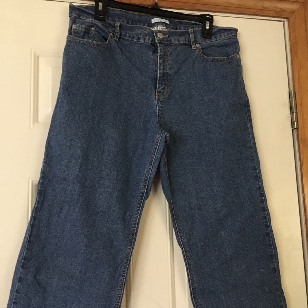 host pick! 🎉🎉🎉🎉Village stretch Liz Claiborne blue jeans capris